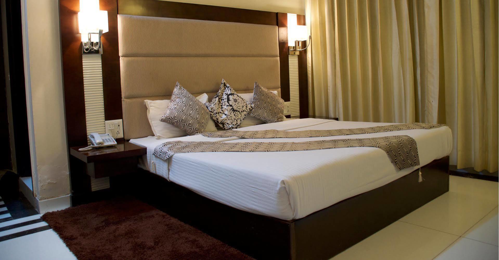 The Grand Hotel Bizzotel Gurgaon Exterior photo
