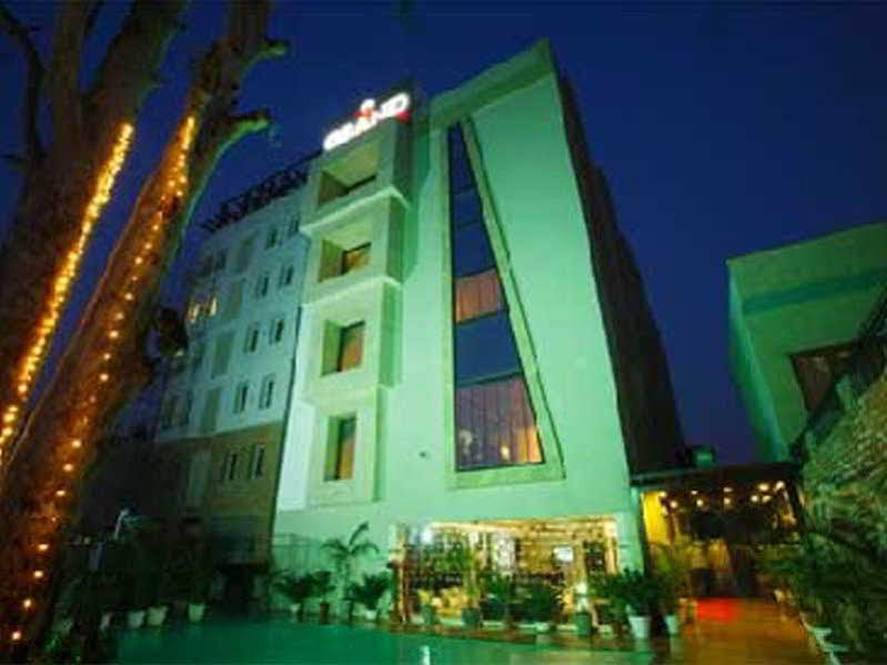 The Grand Hotel Bizzotel Gurgaon Exterior photo